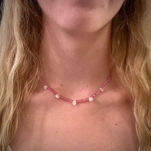 Roze topaas ketting, gefacetteerde roze edelsteen kralen ketting, roze topaas en gouden ketting, roze en witte edelsteen ketting, roze topaas sieraden