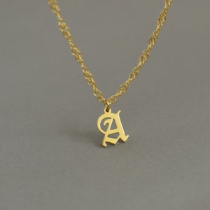 Collier initial de calligraphie celtique ・ Or A lettre majuscule collier à breloques écriture médiévale police pendentif or rempli chaîne femmes bijoux