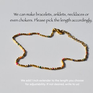 a picture of a necklace on a white background
