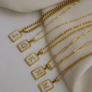 Perle Gold Buchstabe J K L M N G Anfang Anhänger Halskette Gold Zodiac Schmuck wasserdichte Halskette Hypoallergen Rechteck Name Frauen Halskette