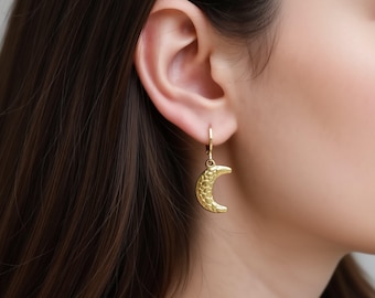 18k Gold Hammered Crescent Moon Hoop Earrings ・ Minimalist Gold Dangle Hoop ・ Celestial Non Tarnish WATERPROOF Birthday Jewelry Gift for Her