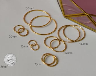 Pendientes de aro dorados, finos y delicados, para mujer, resistentes al deslustre, ideales para la ducha, la playa o la piscina. Joyería minimalista. Regalo perfecto para ella, para él o para mamá. Pendientes resistentes al agua.
