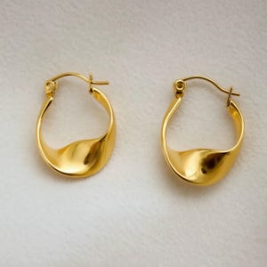 18K GOLD Smooth Twisted Hoop Dangle Earrings ・ Non Tarnish Waterproof Earrings Minimalist Feminine Sparkly Elegant Christmas Gift for Her