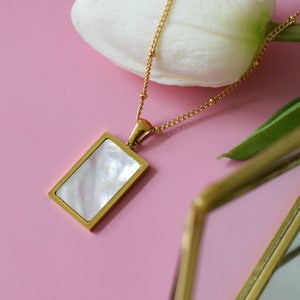 Gold Filled White Mother of Shell Pendant Chain Necklace ・ Dainty Jewelry Waterproof 1975 Box Band Women Jewelry Personalizable Custom Gift