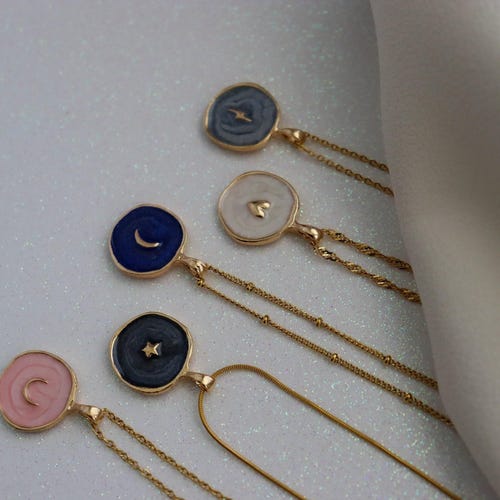 Collier en or 18 carats avec pendentif rond en forme de cœur, d'étoile et de lune, orné de pièces colorées. Chaîne étanche. Bijou minimaliste. Coffret cadeau d'anniversaire.