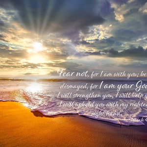 Puede incluir: Una escena de playa con una puesta de sol y olas rompiendo en la orilla. El texto "No temas, porque yo estoy contigo; no te angusties, porque yo soy tu Dios; te fortalecer&eacute;, te ayudar&eacute;, te sostendr&eacute; con mi diestra, mi mano poderosa. Isa&iacute;as 41:10" est&aacute; superpuesto a la imagen.