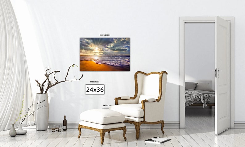 Puede incluir: Una impresi&oacute;n en lienzo de una puesta de sol en la playa con una cita sobre encontrar la paz en las olas. La impresi&oacute;n mide 61 cm por 91 cm.