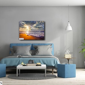 Puede incluir: Una impresi&oacute;n en lienzo con una escena de playa al atardecer. El cielo es una mezcla de naranja, rosa y morado con rayos de luz que brillan a trav&eacute;s de las nubes. Las olas rompen en la orilla y la arena es de color dorado. El texto en la impresi&oacute;n dice: "Donde hay fe, no hay miedo. Yo estoy contigo siempre, hasta el fin del mundo."