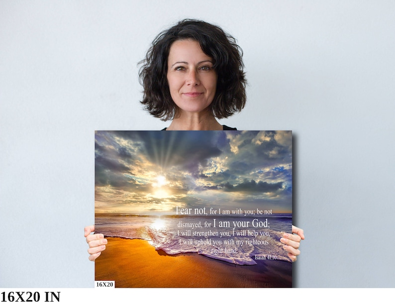 Puede incluir: Una impresi&oacute;n en lienzo con una escena de playa al atardecer. El cielo est&aacute; lleno de nubes y el sol brilla a trav&eacute;s de ellas. Las olas rompen en la orilla y la arena es dorada. La impresi&oacute;n tiene una cita de la Biblia: "No temas, porque yo estoy contigo; no te angusties, porque yo soy tu Dios; te fortalecer&eacute;, te ayudar&eacute;, te sostendr&eacute; con mi diestra victoriosa." - Isa&iacute;as 41:10