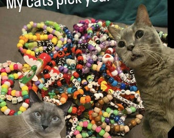 Mes chats choisissent vos bracelets kandi !!