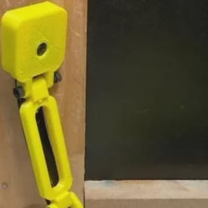 Peut inclure: Un bras mécanique articulé jaune vif, avec une tête rectangulaire et une série de sections articulées. Le bras est fixé à une base rayée noire et jaune. La conception suggère une application robotique ou industrielle.
