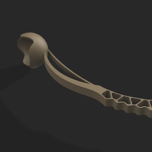 Puede incluir: Lanzador de bolas de color beige con un mango largo y una cabeza en forma de cuchara. El mango tiene un agarre texturizado. Diseñado para lanzar bolas a perros u otras mascotas. Hecho de plástico.