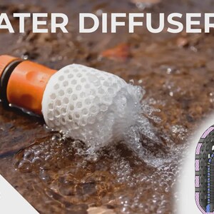 Könnte beinhalten: Ein Wasserdiffusor, der an einem Gartenschlauch befestigt ist und Wasser versprüht. Der Diffusor ist weiß und kugelförmig mit einem Wabenmuster. Der Schlauch ist schwarz und orange. Der Text "WATER DIFFUSER" und "V3" sind sichtbar.