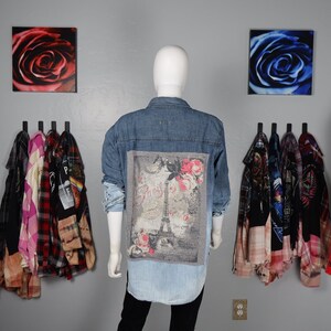 Camisa jeans reciclada feita à mão com estampa de cartão postal de Paris e estampa de alvejante, tamanho GG, única