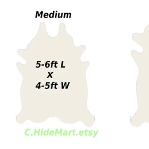 Pode incluir: Um gr&aacute;fico que mostra os diferentes tamanhos de tapetes de pele de vaca. O gr&aacute;fico mostra tr&ecirc;s tamanhos: pequeno, m&eacute;dio e grande. O tapete pequeno mede 4-5 p&eacute;s de comprimento por 4-4 p&eacute;s de largura. O tapete m&eacute;dio mede 5-6 p&eacute;s de comprimento por 4-5 p&eacute;s de largura. O tapete grande mede 6-7 p&eacute;s de comprimento por 5-6 p&eacute;s de largura.