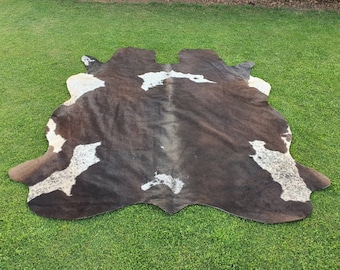 Alfombra de cuero de vaca única, alfombra de piel de vaca marrón y blanco, alfombra de alfombra de cuero con estampado animal tricolor, cuero de tapicería de decoración de la habitación, alfombra de área de sala de estar