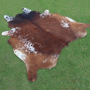 Tapete de couro de vaca tricolor marrom e branco Tapete de couro de vaca luxuoso Tapete de pele de vaca genuína para decoração de casa Tapete grande de couro de vaca Tapete de vaca tigrado