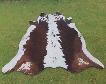 Tapis bringé en peau de vache-Tapis en peau de vache tricolore faits à la main-Peaux naturelles brunes et blanches-