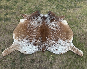 毛付きブラウンとホワイトの本物の牛革ラグ、斑点のある牛革エリアラグ、室内装飾用の牛革ラグ、ホームデコレーション用の3色牛革ラグ
