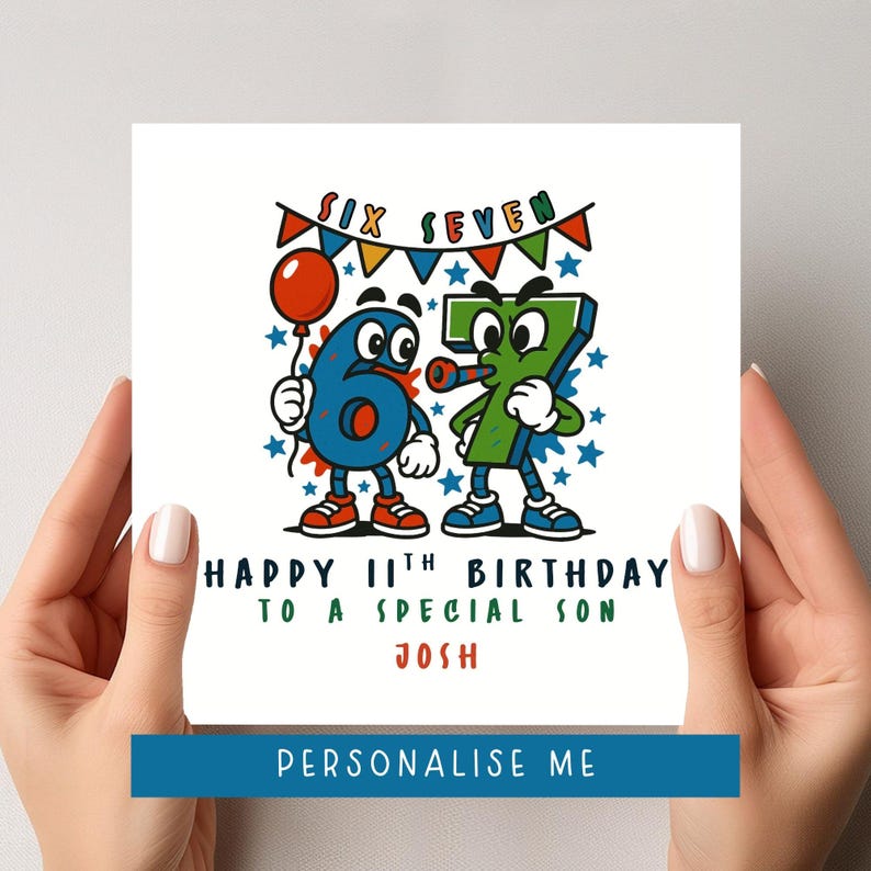 Pu&ograve; includere: Biglietto di compleanno bianco con la scritta "Happy 11th Birthday to a Special Son Josh". Il biglietto presenta i numeri dei cartoni animati sei e sette, con un palloncino rosso e ghirlande colorate.