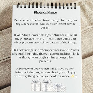 K&ouml;nnte beinhalten: Ein wei&szlig;er Spiralblock mit schwarzem Text unter der &Uuml;berschrift Photo Guidance. Der Text enth&auml;lt Anweisungen zum Hochladen von Hundefotos f&uuml;r individuelle Designs, erw&auml;hnt wei&szlig;e und silberne Geschenke und einen Vorschauprozess. Unten sind drei Geschenkbox-Illustrationen zu sehen.