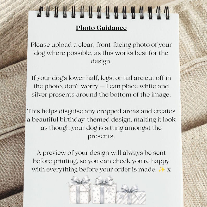 K&ouml;nnte beinhalten: Ein wei&szlig;er Spiralblock mit schwarzem Text unter der &Uuml;berschrift Photo Guidance. Der Text enth&auml;lt Anweisungen zum Hochladen von Hundefotos f&uuml;r individuelle Designs, erw&auml;hnt wei&szlig;e und silberne Geschenke und einen Vorschauprozess. Unten sind drei Geschenkbox-Illustrationen zu sehen.