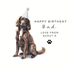 K&ouml;nnte beinhalten: Eine Aquarellillustration eines braunen Hundes mit silbernem Partyhut und blauem Halsband mit Anh&auml;nger. Der Text lautet HAPPY BIRTHDAY Dad LOVE FROM SCOUT X, erg&auml;nzt durch ein schwarzes Pfotenabdruck-Symbol auf wei&szlig;em Hintergrund.