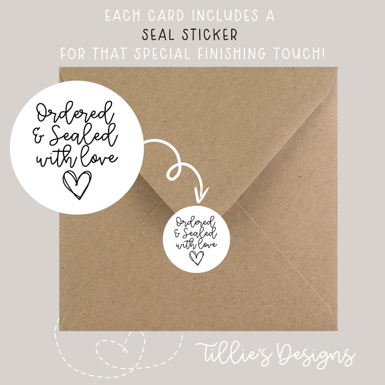 Pu&ograve; includere: Una busta di carta kraft con un adesivo bianco che recita "Ordinato e sigillato con amore" in corsivo nero e un cuore. L'immagine include anche il testo "Ogni biglietto include un adesivo sigillo per quel tocco finale speciale!"