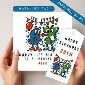 Pu&ograve; includere: Un biglietto di compleanno e un'etichetta regalo con i numeri dei cartoni animati sei e sette. Il biglietto dice "Buon 11&deg; compleanno a un Josh speciale" e l'etichetta dice "Buon compleanno Josh". Il design include un palloncino rosso e ghirlande colorate.