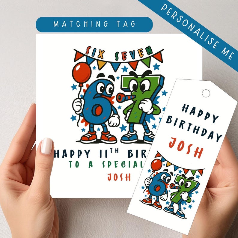 Pu&ograve; includere: Un biglietto di compleanno e un'etichetta regalo con i numeri dei cartoni animati sei e sette. Il biglietto dice "Buon 11&deg; compleanno a un Josh speciale" e l'etichetta dice "Buon compleanno Josh". Il design include un palloncino rosso e ghirlande colorate.
