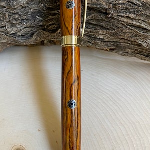 Bellissima penna / Penna in legno King Cocobolo con intarsi decorativi / Incredibili colori e venature del legno / Ottima penna per te o come penna regalo