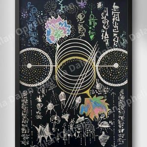 Può includere: Stampa artistica astratta in una cornice nera. L'opera presenta uno sfondo nero con illustrazioni bianche, dorate e colorate. Il design include forme floreali, motivi geometrici e simboli simili a script. Il tema generale è artistico e decorativo.