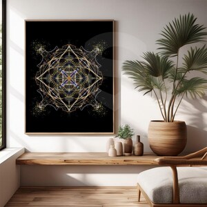 Può includere: Stampa artistica incorniciata con un design simmetrico in oro, blu e bianco su sfondo nero. L'opera d'arte è esposta in una stanza con una mensola in legno, una grande pianta in vaso e una sedia.