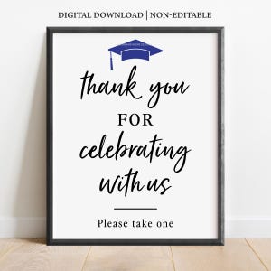 Bedankt dat je met ons viert Graduation Sign, afstuderen gunsten teken, afdrukbare afstuderen gunsten teken, blauwe afstuderen borden