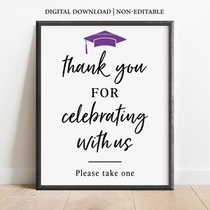 Bedankt dat je met ons viert Graduation Sign, afstuderen gunsten teken, afdrukbare afstuderen gunsten teken, paarse afstuderen borden