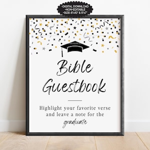 Peut inclure: Un panneau encadré avec une bordure noire, avec les mots "Bible Guestbook" en écriture élégante. Le panneau comprend un graphisme de chapeau de graduation et le texte "Mettez en évidence votre verset préféré et laissez une note pour le diplômé."
