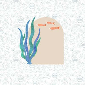 Puede incluir: Ilustración en acuarela con algas marinas azules y verdes, con tres peces naranjas nadando cerca de un arco beige. El fondo es un patrón de arte lineal con temática de repostería y el texto "SEASIDE SWEET SHOP".
