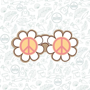 Pode incluir: Um par de óculos de sol brancos em forma de flor com sinais de paz rosa e amarelos no centro. O fundo é um padrão branco com vários contornos azuis de itens temáticos de confeitaria e praia.