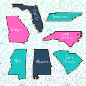 Op de afbeelding: Een verzameling kleurrijke staatsoverzichten, waaronder Florida, Georgia, Tennessee, North Carolina, Mississippi, Alabama en South Carolina. Elke staat is gelabeld met zijn naam in een handgeschreven lettertype. De achtergrond heeft een herhalend patroon van keukenthema's.