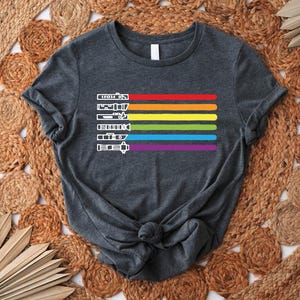 LGBTQ Star Wars Lightsaber Rainbow T-Shirt bild 4