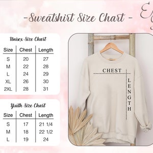 Puede incluir: Una tabla de tallas para sudaderas, que muestra las medidas para tallas unisex y para j&oacute;venes. La tabla incluye las medidas de pecho y longitud en pulgadas.