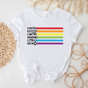 LGBTQ Star Wars Lightsaber Rainbow T-Shirt bild 5