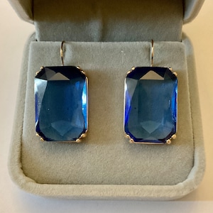 Puede incluir: Un par de pendientes de oro con grandes acentos de piedras preciosas azules rectangulares.