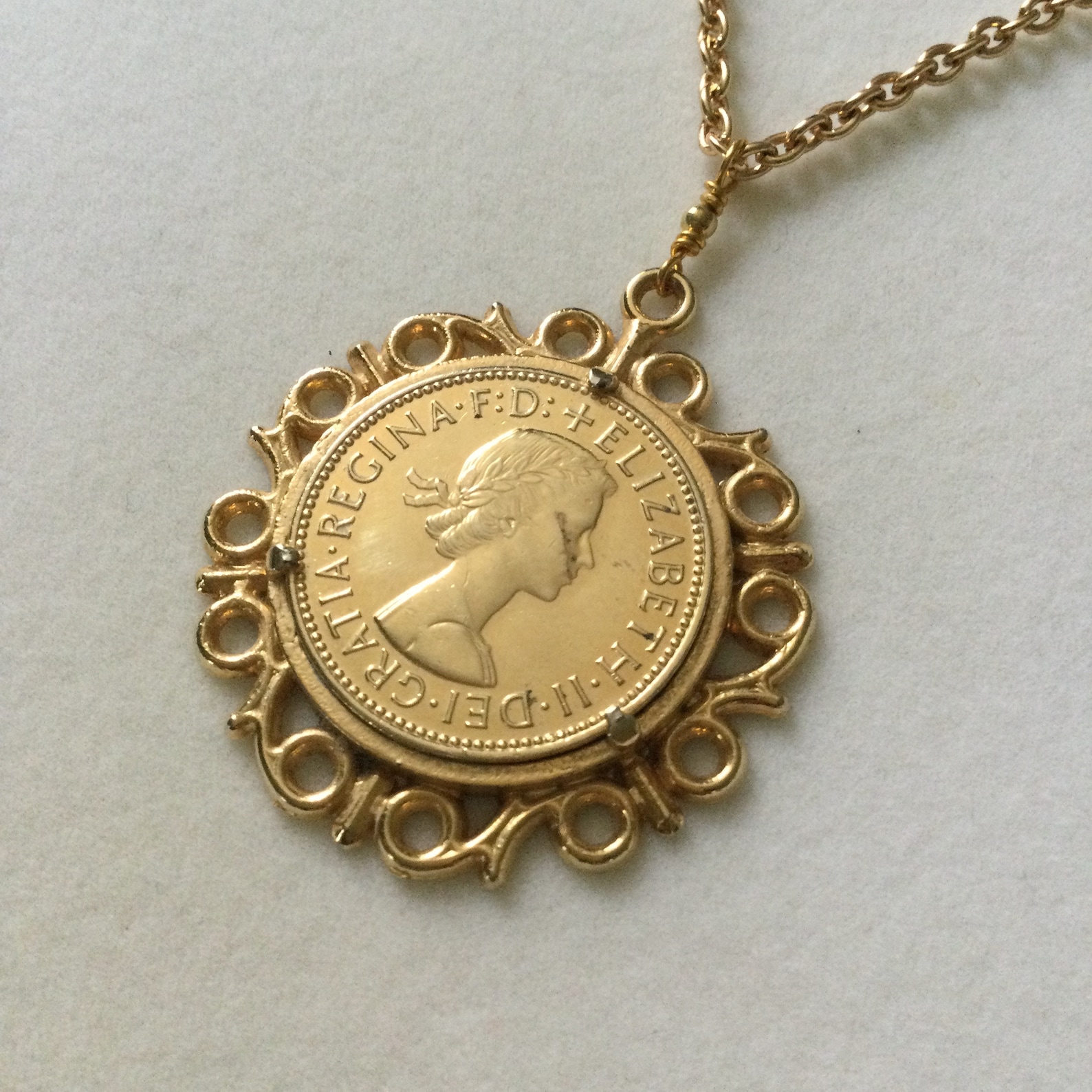 elizabeth gold necklace