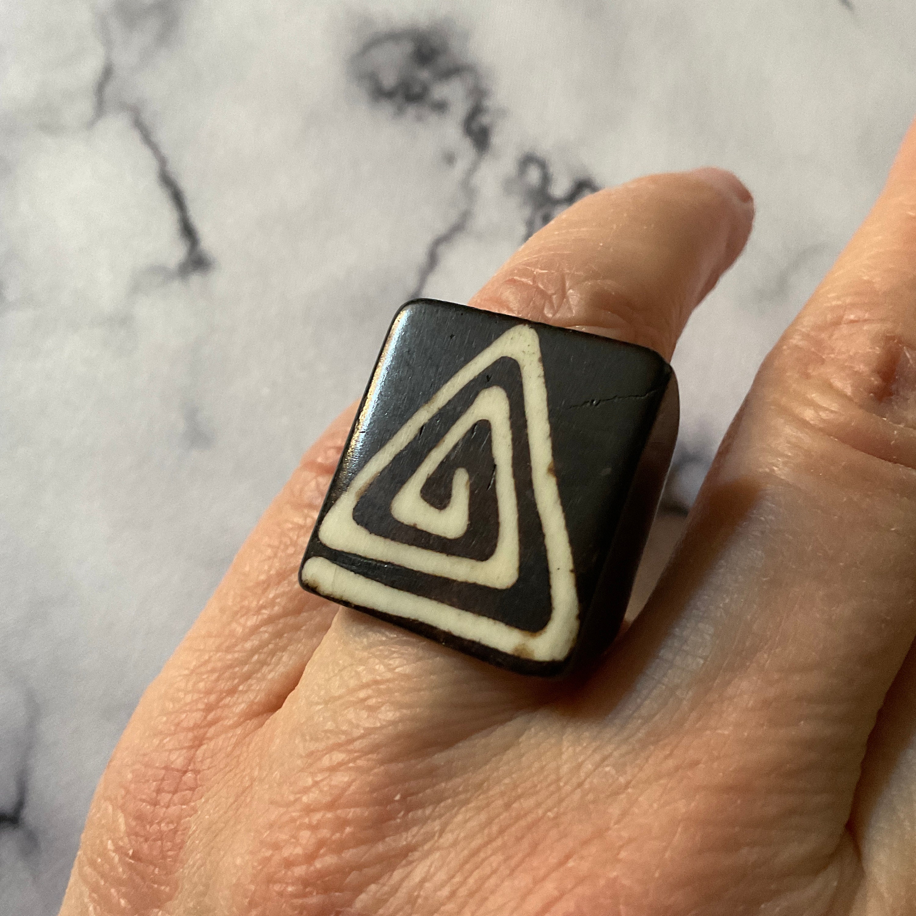 Bague Ancienne Large Style Moderniste Scandinave - Taille 57, Sculptée, Pierre Beige Véritable