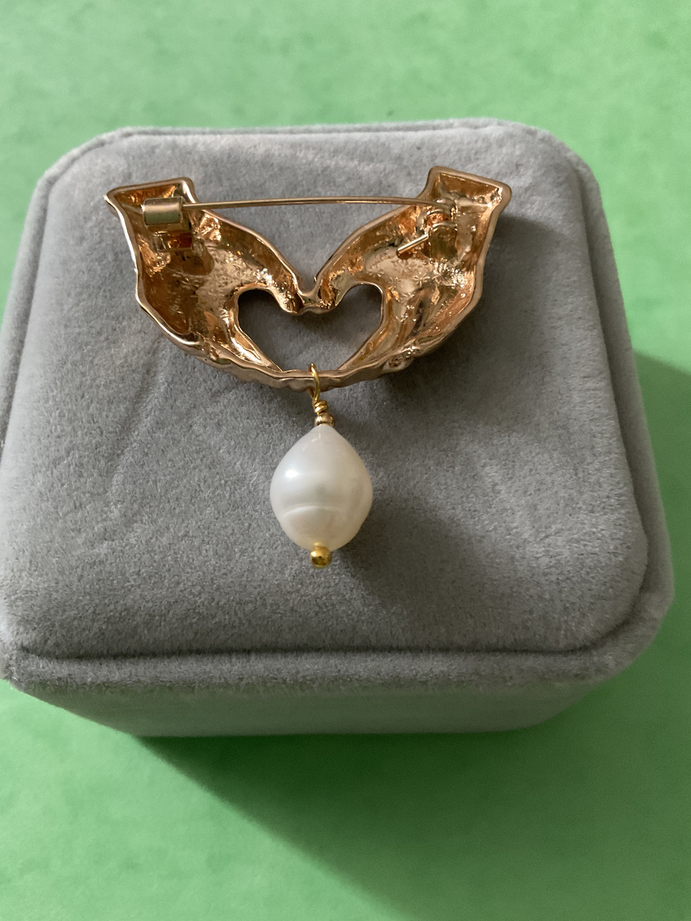 Broche (pin's) Vintage CÉLINE - Style Haute Couture - Métal Doré - Marque Yves Saint Laurent