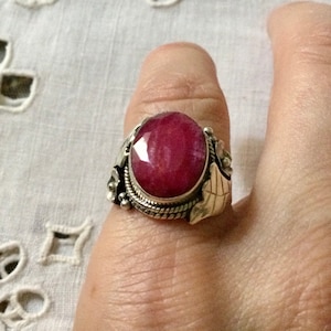 ÄKTA RUBY Sterling SNIDADE Vintage Ring - Vintage Design - Natursten - Sterling Silver - Vintage Smycken från Frankrike
