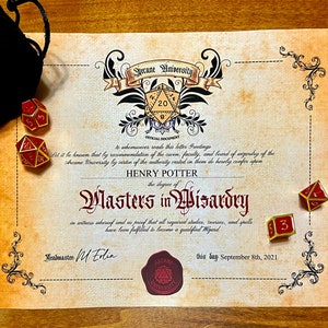 Può includere: Un certificato in stile pergamena dell'Arcane University, con il testo "Masters in Wizardry" e il nome "Henry Potter". Dadi rossi e dorati sono sparsi intorno al certificato. Un sacchetto nero è visibile in alto a sinistra.