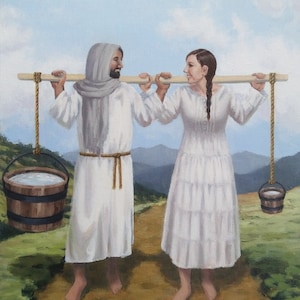 Op de afbeelding: Twee mensen, een met een witte robe en de ander met een witte jurk, dragen emmers met water op een houten paal over hun schouders.