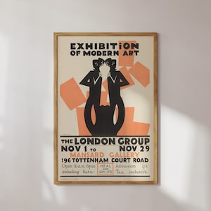 Op de afbeelding: Een vintage poster die een tentoonstelling van moderne kunst van The London Group adverteert. De poster toont twee zwarte silhouetten van mensen die voor een geometrisch ontwerp met perzikkleurige vormen staan. De tekst luidt "Exhibition of Modern Art, The London Group, Nov 1 to Nov 29, Mansard Gallery, 196 Tottenham Court Road, Open 10a.m. 6pm, including Sata- Admission 1/3. Heal and Son Ltd Tax inclusive."